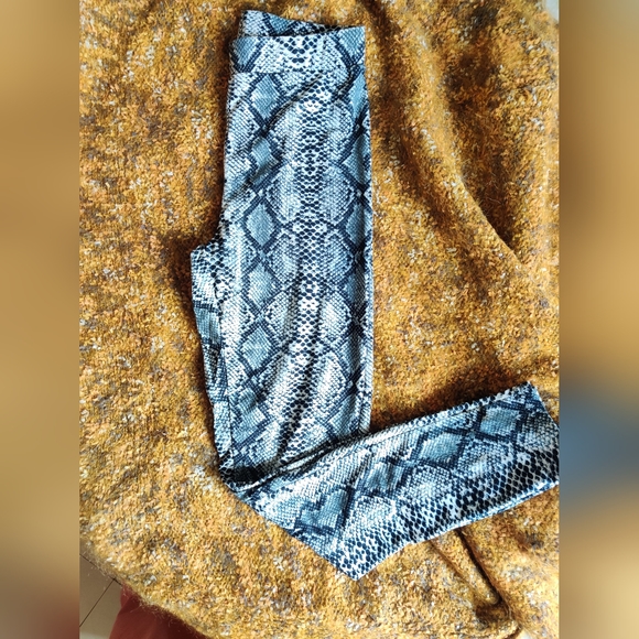Shein Snake print leggings - Picture 3 of 4